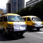 Acción. Una veintena de unidades de transporte escolar se sumaron a la paralización.