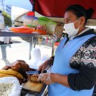 Comerciante. Beatriz Quishpe vende fritada en el parque El Ejido y el cuchillo es su herramienta indispensable.