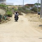 El Faro II. Así permanecen las calles de esta zona: con tierra. Es tal el problema que hasta los postes corren el riesgo de caerse, puesto que el terreno en el que se levantan cada vez que llueve, se convierte en fango