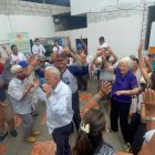 1. Bailes. Los adultos mayores de Otoño Inolvidable bailaron sin parar durante el show de ayer.