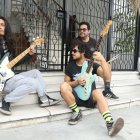 Hecho. Los músicos sugieren que si una persona quiere vivir del arte, no lo haga tocando solo en una banda, sino participando con más y en diferentes escenarios.