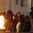 Un grupo de manifestantes violentos lanzaron adoquines a la Policía. Otro grupo se dedicó a danzar y cantar