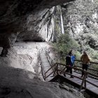 En Cuenca. Está en la comunidad de Ñamarín, a cinco minutos en carro desde el centro de Saraguro. Se cumple un recorrido a pie alrededor de 20 minutos.