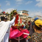 La Libertad. Un sacerdote oficia la misa, previo a la salida de la imagen a su recorrido por aguas cercanas.