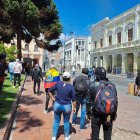 ¡Los productos no pasan a Riobamba! Es la consigna de los manifestantes este sábado en Riobamba. Delegaciones hicieron guardia toda la noche en los diferentes bloqueos en los ingresos a la ciudad. "Aquí estamos las 26 comunidades de Punín, estamos cuidando que no ingresen productos, hoy vamos a ir por la ciudad invitando a que todos se unan al paro, el costo de productos nos afecta a todos, no solo a los indígenas que estamos luchando", indicó Luis Pinduisaca, vicepresidente de las organizaciones de Punín.

La provincia de Chimborazo no fue considerada por el presidente Guillermo Lasso dentro del estado de excepción, aunque la capital y todos sus cantones encuentran bloqueados vialmente, los mercados están cerrados por la violencia de manifestantes y hay desabastecimiento de gas y los pocos productos se venden a precios elevados por la escasez. Ciudadanos ruegan paso a otras ciudades para tratamientos médicos, como el caso del médico que debe ir hasta Cuenca porque necesita un trasplante de médula.

Los ganaderos no pueden sacar sus productos y ya no hay cuartos fríos, ni tanques que puedan mantener el producto en buen estado. "Tengo que tirar la leche, no puedo sacar ni siquiera para regalar, mientras tanto debo seguir comprando alimento y medicinas para el ganado, más perdida", indicó la mujer que prefiere no identificarse, ya que su propiedad está en el sector rural.

La única forma de salir de Riobamba es por vía aérea, el aeropuerto no cuenta con vuelos comerciales, pero por iniciativa privada los ciudadanos realizan vuelos chárter que tienen un costo de 200 dólares por persona; para realizar el vuelo debe estar lleno, es decir, existir 35 pasajeros. Hasta el momento se han realizado dos viajes y solo con destino a la capital.

No existe una probabilidad de arreglo, en Riobamba las manifestaciones se tornaron violentas, hasta la noche del viernes los heridos llegaban al Hospital Policlínico. Juan y Luis Sislema son dos hermanos heridos en el contexto de las manifestaciones, y su estado de salud es sumamente grave. "Juan tiene cuatro perdigones en la cabeza y su hermano cuatro en el corazón, están entubados y en terapia intensiva, necesitamos ayuda, que se investigue", manifestó Tomás Suquilandi, familiar de los heridos.

De acuerdo con el informe oficial son 16 heridos que permanecen hospitalizados con fracturas, lesiones oculares y traumatismos.

Ahí también se encuentra Jhonatan Cajilema, tiene perforado un pulmón, y su familia solicita ayuda. "Pasé lejos de la manifestación, ahí me topé con unos hombres que estaban de civil, y dispararon", dijo con mucha dificultad para hablar.

De acuerdo con su versión, la gente que se presentó en representación de la Conaie, no quisieron ayudarle porque no estaba en las marchas. De su lado, la policía en un comunicado desmintió haber disparado. "No contamos con esa clase de armamento, se realizará una prolija investigación de los hechos", dice parte del documento.

Mientras otros heridos se recuperan en sus casas como el caso de Marco Vimos, de 18 años, que era parte del equipo de comunicación y acompañaba a la delegación de la parroquia Cebadas. "Tiene una quemadura a la altura del hombro, fue cerca a la gobernación cuando ingresamos con la marcha desde Guamote, y ya habían estado lanzando bombas", contó su tío Luis Vimos.

No existe información oficial hasta el cierre de esta edición. Tanto la Gobernación como las autoridades locales no han realizado ningún pronunciamiento.