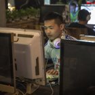 Un hombre utiliza un ordenador en un cibercafé en Pekín, en una fotografía de archivo