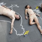 Activistas de PETA Latino y Animal Heroes, participaron hoy, en un performance en la Ciudad de México (México)