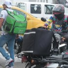 Expectativas. Los repartidores hacen paradas a la intemperie, mientras esperan.