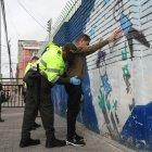 Agentes de la Policía registran a un individuo en Bogotá, Colombia