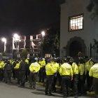 Un fuerte contingente policial permanece en los exteriores de la Casa de la Cultura.