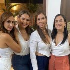 María José con sus hermanas.