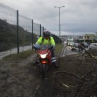 Conductores intentan atravesar el bloqueo de los manifestantes en el sector de San Miguel del Común, con dirección a Quito.