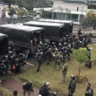 Temprano, varios camiones militares que transportaban uniformados llegaron a la Asamblea Nacional.