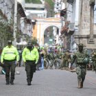 Tres cuadras a la redonda del palacio de Carondelet, las calles Guayaquil, Venezuela, Imbabura, Cuenca, Sucre y otras más, estaban flanqueadas por vallas y uniformados.