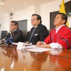 El titular de Agricultura, Bernardo Manzano (centro) en rueda de prensa, este 20 de junio de 2022.