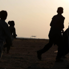 Refugiados afganos juegan al fútbol en el distrito de Kargari