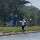 Un manifestante lanza una piedra al equipo periodístico de Teleamazonas.