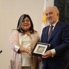 La directora de Cultura de la Intendencia de Montevideo, María Inés Obaldía, junto al director de la Real Academia Española de la Lengua (RAE), Santiago Muñoz Machado, hoy, durante un acto en el que fue declarado Visitante Ilustre de Montevideo (Uruguay).
