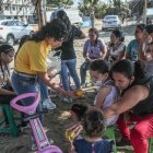 Personal de la ONG International Rescue Committee (IRC) realiza un taller con niños venezolanos en el "Parque Infantil La Igualdad", un espacio que promueve el fortalecimiento de las habilidades blandas de los menores, el 6 de mayo de 2022, en Puerto Pizarro, Tumbes
