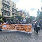 Policías custodian recorrido de la marcha, que tiene permitido avanzar hasta la avenida Malecón Simón Bolívar.