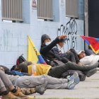 Espera. Decenas de personas esperaron desde pasado el mediodía a que la Salesiana les abra las puertas.