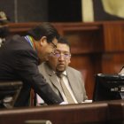 El presidente de la Asamblea, Virgilio Saquicela, conversa con el legislador Joel Abad.