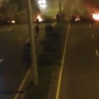 Además se oyen unos ruidos que serían disparos, algo que las personas aseveraban haber escuchado. Sin embargo, hasta el momento no ha habido un pronunciamiento oficial sobre lo sucedido.

Tampoco se reportaron personas que hayan resultado heridas por los supuestos tiros que dieron los ocupantes de los automotores. Lo que sí se difundió fue cómo personas presuntamente armadas se estaban camuflando en medio de las protestas en este punto capitalino.