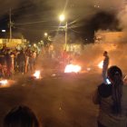 Norte. En la Manuel Córdova Galarza, la vía que conecta a Quito con la Mitad del Mundo, todavía está cerrada por manifestantes.