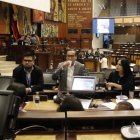 Reacción. Las bancadas tuvieron reuniones tras conocer la emisión de un nuevo decreto. Los asambleístas de Pachakutik buscaron a Saquicela para definir el procedimiento a seguir.