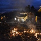 Obstáculos. La quema de árboles, ramas y llantas, fue la tónica del octavo día de paro.
