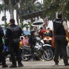 A pesar del plantón, el tráfico de vehículos particulares fluye. Para ese control también hay agentes de la Agencia de Tránsito y Movilidad (ATM).