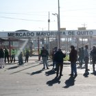 Los comerciantes mayoristas que no lograron acceder al mercado se desplazaron por barrios del sur para vender su mercadería.