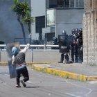 Enfrentamientos. Manifestantes lanzan voladores a los policías que responden con gas lacrimógeno.