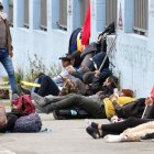 Escenario. Un grupo de manifestantes llegaron hasta los exteriores de la Universidad Politécnica  Salesiana en Quito.
