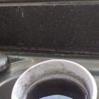 Daño. La mañana de este martes 21 de junio de 2022, los habitantes de Ambato denunciaron que había un líquido negro y oleoso en su agua.