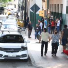 Bahía. En los alrededores de la estación de la Caja del Seguro de la Bahía de Guayaquil, varios grupos de taxistas amarillos e informales ofrecen servicio de taxirruta al sur de la ciudad.