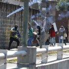 Violencia. Manifestantes en los exteriores de la Casa de la Cultura se enfrentan con la Policía.