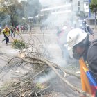 Violencia. Leonidas Iza insiste en que los manifestantes son pacíficos. Lo cierto es que cada uno de ellos carga un palo.