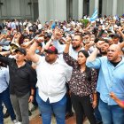 Los trabajadores municipales también están resguardados por agentes metropolitanos.