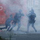 Ataques. Voladores, tacos de dinamita y otros explosivos son lanzados por los manifestantes a la Policía.