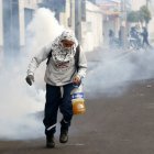 Protestas. Manifestantes portando elementos explosivos durante la protesta de este martes.