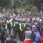 La Policía Nacional contiene el avance de manifestantes en la avenida Patria en Quito.