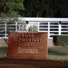 Entrada principal de la escuela primaria Robb Elementary de la ciudad de Uvalde, en el estado de Texas