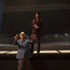 Fotograma cedido por Warner Bros. donde aparece el actor Tom Hanks (i) como el coronel Tom Parker y Austin Butler como Elvis, durante una escena del esperado filme biográfico "Elvis"