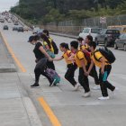 Padres y estudiantes del colegio Teniente Hugo Ortiz se lanzan a la avenida Teodoro Alvarado Oleas para ir de un carril a otro, sin tomar las debidas medidas.