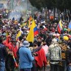 Manifestantes indígenas, en los exteriores de la Casa de la Cultura Ecuatoriana (CCE), en Quito.