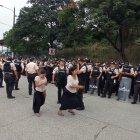 Protestas. Decenas de policías ayudan a controlar el acceso a la Terminal de Transferencia de Víveres.