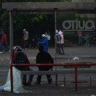 Unos de los vidrios de una parada de bus fue arrancado por completo y el otro grafiteado por los manifestantes.