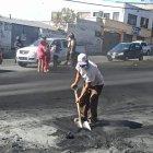 Ayuda. Los vecinos de Pomasqui ayudaron en las tareas de limpieza que cumplió la Policía.
