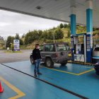 Operativo. Agentes de Energía controlan el abastecimiento de gasolina.